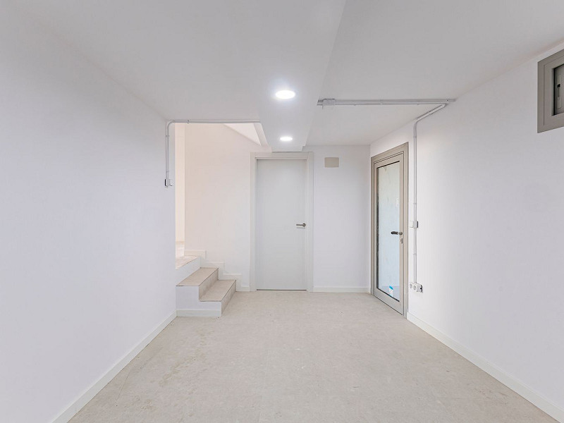 Новая современная вилла с видом на море, просторными террасами и гаражом в Ситжесе. Фото:  69