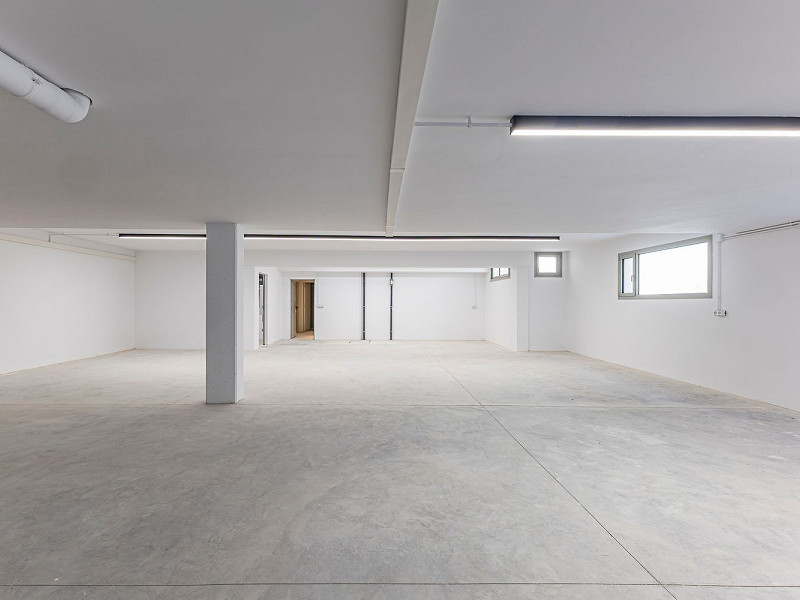 Новая современная вилла с видом на море, просторными террасами и гаражом в Ситжесе. Фото:  70