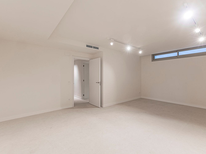 Новая современная вилла с видом на море, просторными террасами и гаражом в Ситжесе. Фото:  72