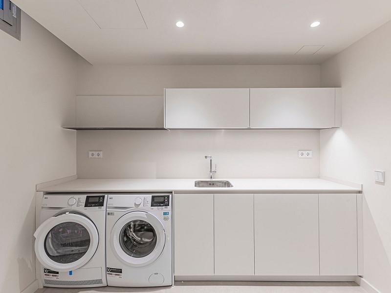 Новая современная вилла с видом на море, просторными террасами и гаражом в Ситжесе. Фото:  74