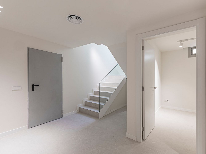 Новая современная вилла с видом на море, просторными террасами и гаражом в Ситжесе. Фото:  75