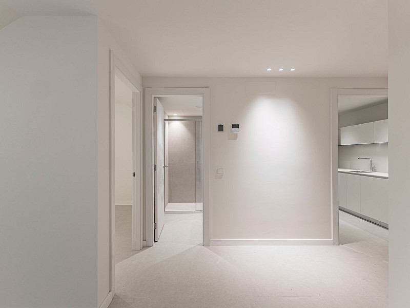 Новая современная вилла с видом на море, просторными террасами и гаражом в Ситжесе. Фото:  76