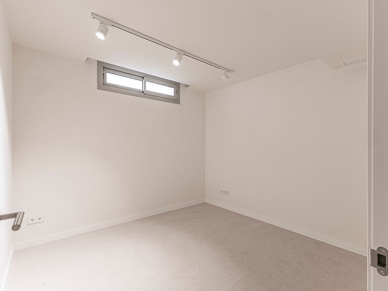 Новая современная вилла с видом на море, просторными террасами и гаражом в Ситжесе. Фото:  77