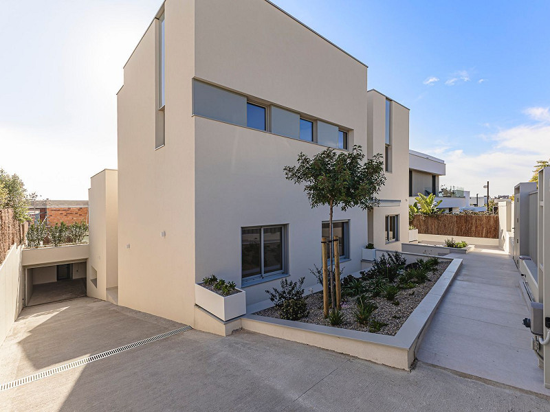 Новая современная вилла с видом на море, просторными террасами и гаражом в Ситжесе. Фото:  78