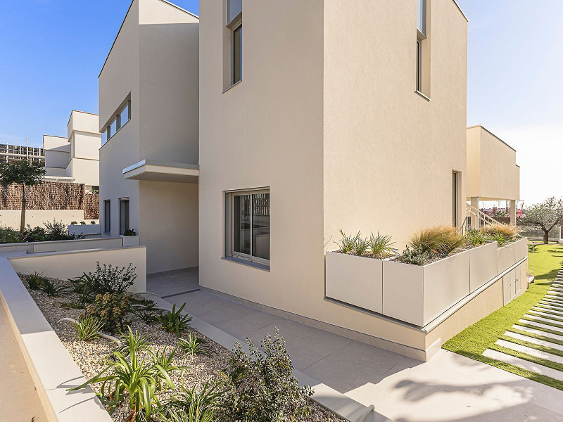 Новая современная вилла с видом на море, просторными террасами и гаражом в Ситжесе. Фото:  79