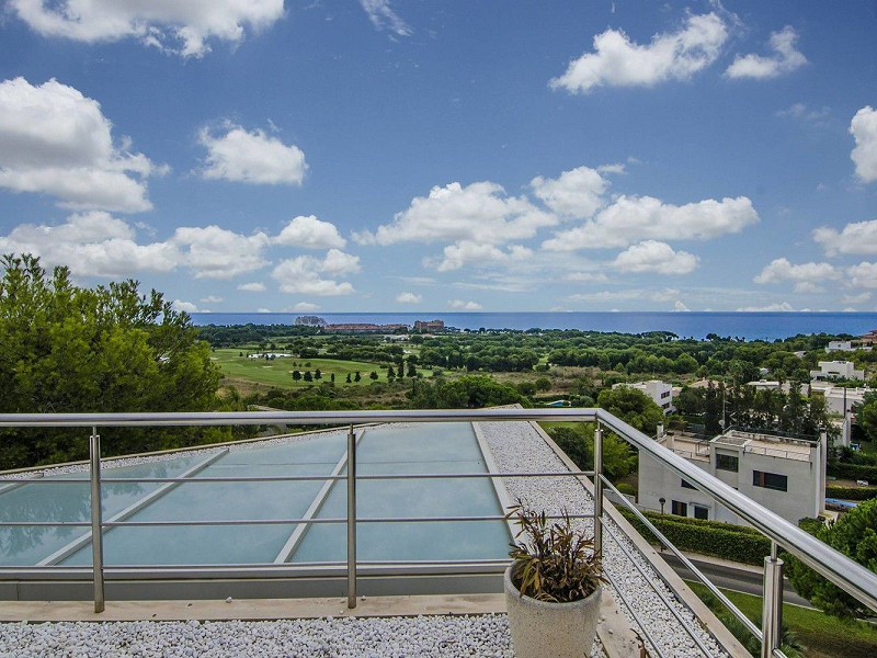 Современная вилла с видом на море рядом с Golf Terramar в Ситжесе, Барселона. Фото:  3