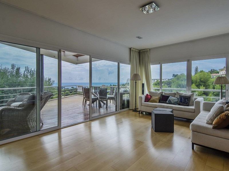 Современная вилла с видом на море рядом с Golf Terramar в Ситжесе, Барселона. Фото:  4