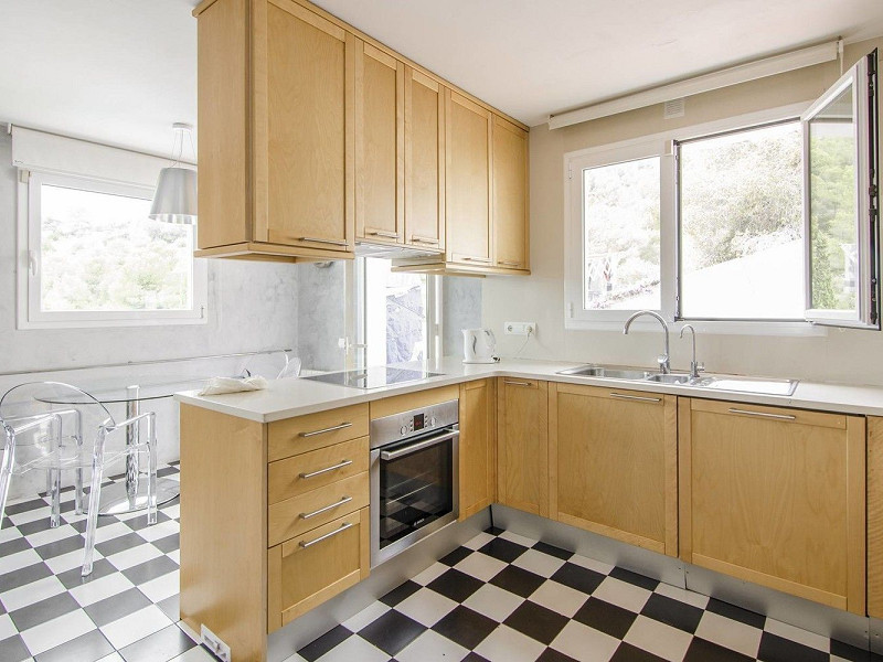 Современная вилла с видом на море рядом с Golf Terramar в Ситжесе, Барселона. Фото:  6