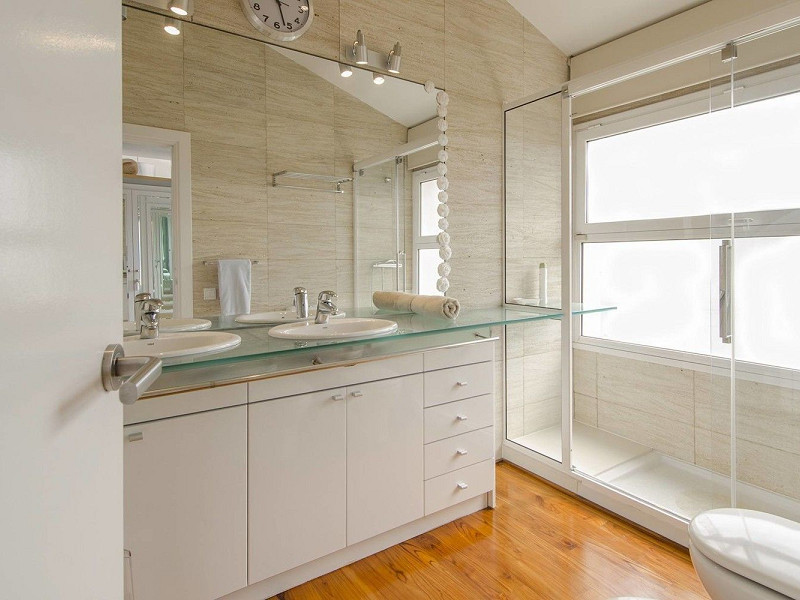 Современная вилла с видом на море рядом с Golf Terramar в Ситжесе, Барселона. Фото:  7