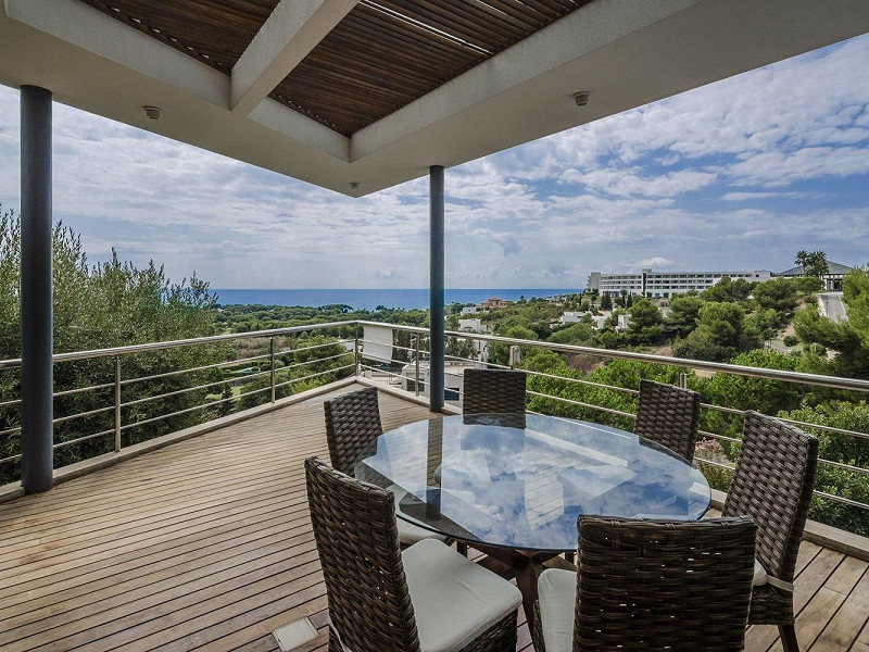 Современная вилла с видом на море рядом с Golf Terramar в Ситжесе, Барселона. Фото:  9