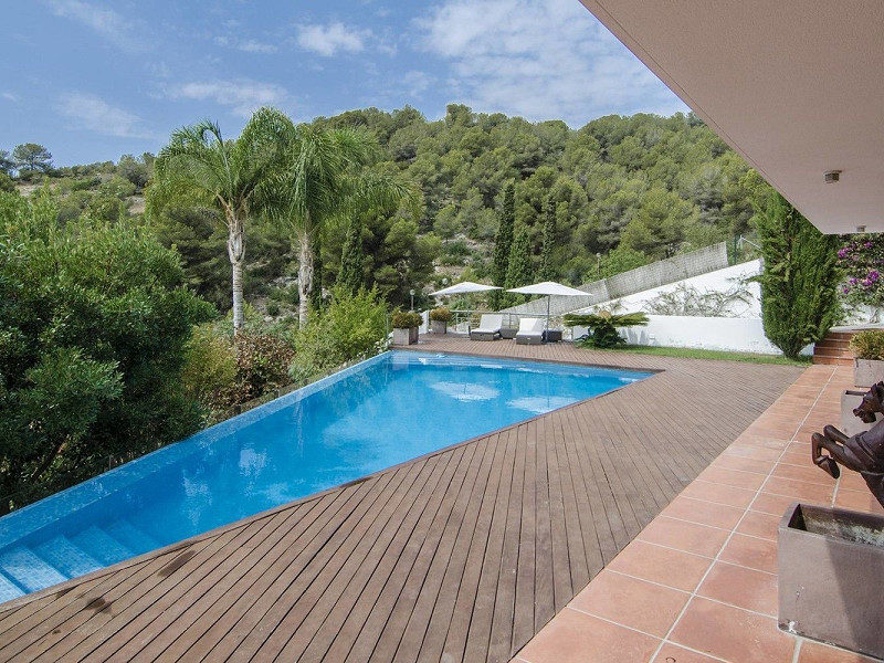 Современная вилла с видом на море рядом с Golf Terramar в Ситжесе, Барселона. Фото:  12