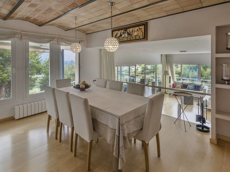 Современная вилла с видом на море рядом с Golf Terramar в Ситжесе, Барселона. Фото:  13