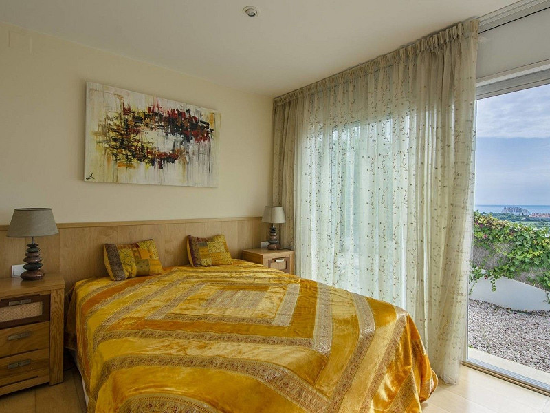 Современная вилла с видом на море рядом с Golf Terramar в Ситжесе, Барселона. Фото:  15