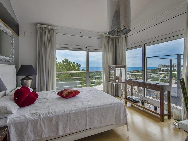 Современная вилла с видом на море рядом с Golf Terramar в Ситжесе, Барселона. Фото:  16