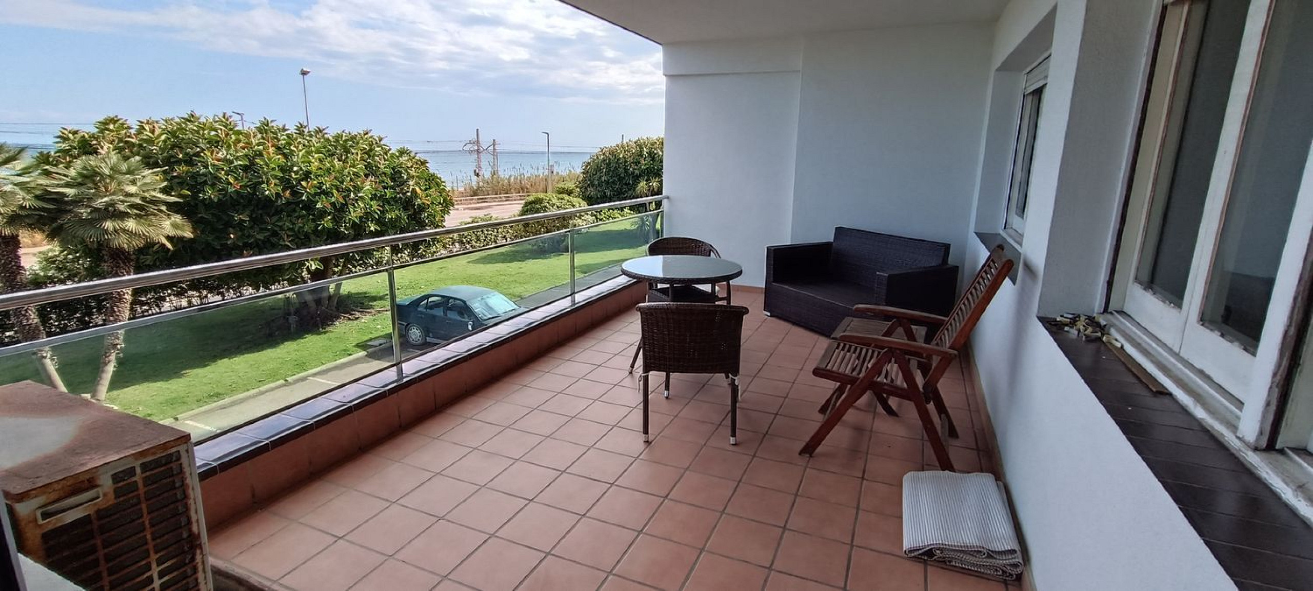 Квартира на первой линии моря с террасой и парковкой в Виласар-де-Мар, Барселона