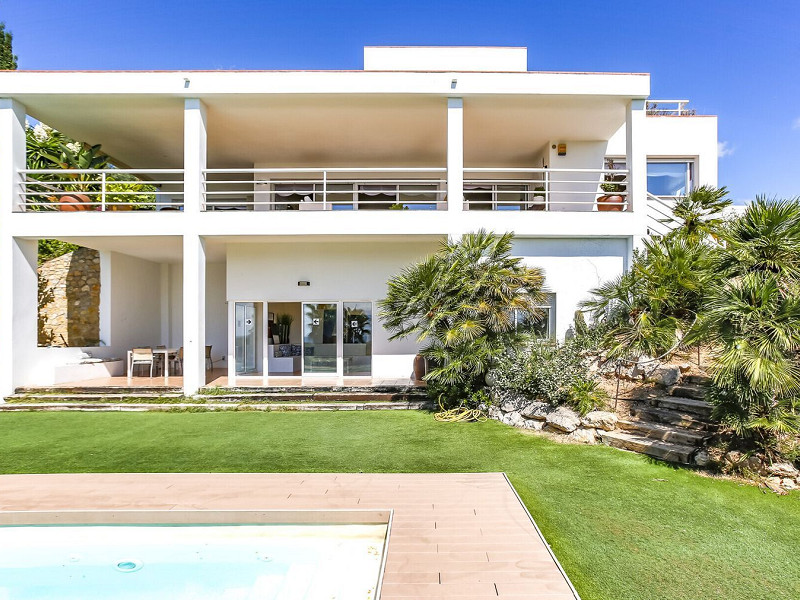 Вилла с панорамным видом на море и гольф в Can Girona, Ситжес . Фото:  24