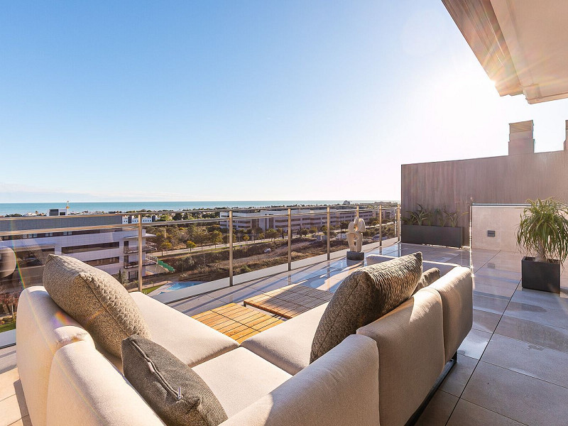 Эксклюзивный пентхаус с панорамным видом на море и горы в Ла Плана, Ситжес. Фото:  1