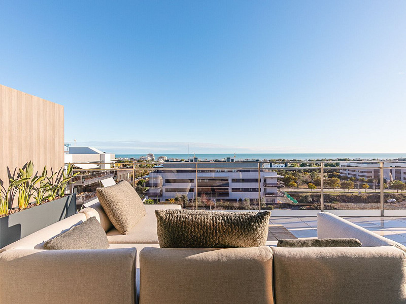 Эксклюзивный пентхаус с панорамным видом на море и горы в Ла Плана, Ситжес. Фото:  2