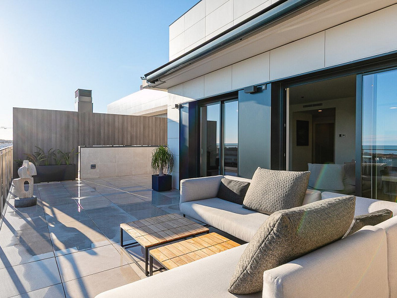 Эксклюзивный пентхаус с панорамным видом на море и горы в Ла Плана, Ситжес. Фото:  25