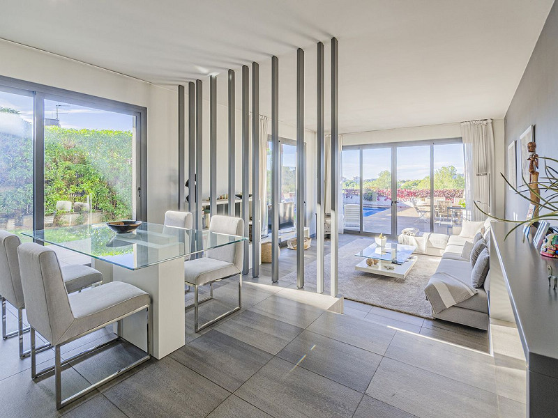 Великолепный современный дом с бассейном и видом на море в Левантине, Ситжес. Фото:  1