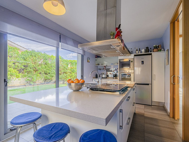 Великолепный современный дом с бассейном и видом на море в Левантине, Ситжес. Фото:  13