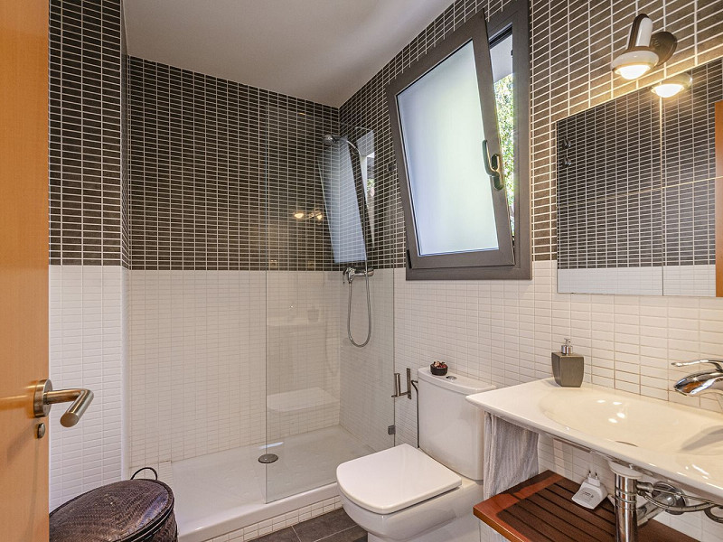 Великолепный современный дом с бассейном и видом на море в Левантине, Ситжес. Фото:  14