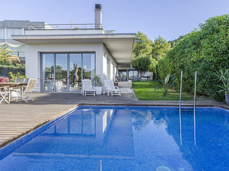 Великолепный современный дом с бассейном и видом на море в Левантине, Ситжес. Фото:  23