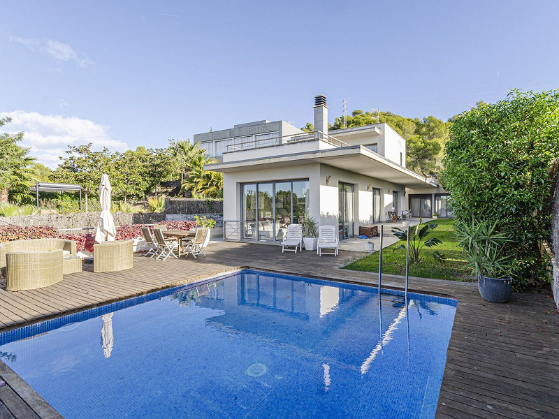 Великолепный современный дом с бассейном и видом на море в Левантине, Ситжес. Фото:  24