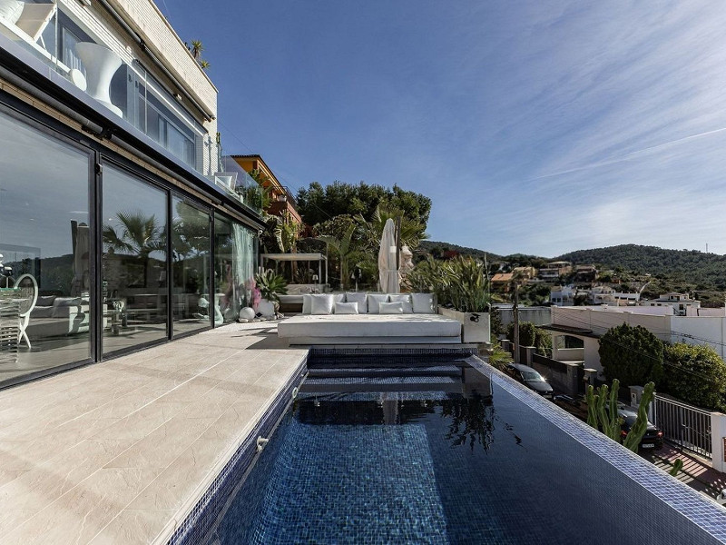 Великолепная резиденция с бассейном в Ситжесе, Барселона. Фото:  1