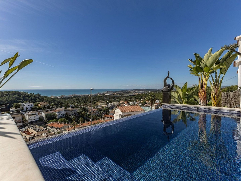 Великолепная резиденция с бассейном в Ситжесе, Барселона. Фото:  2