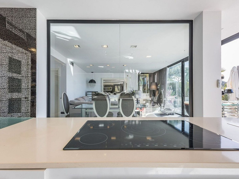 Великолепная резиденция с бассейном в Ситжесе, Барселона. Фото:  5