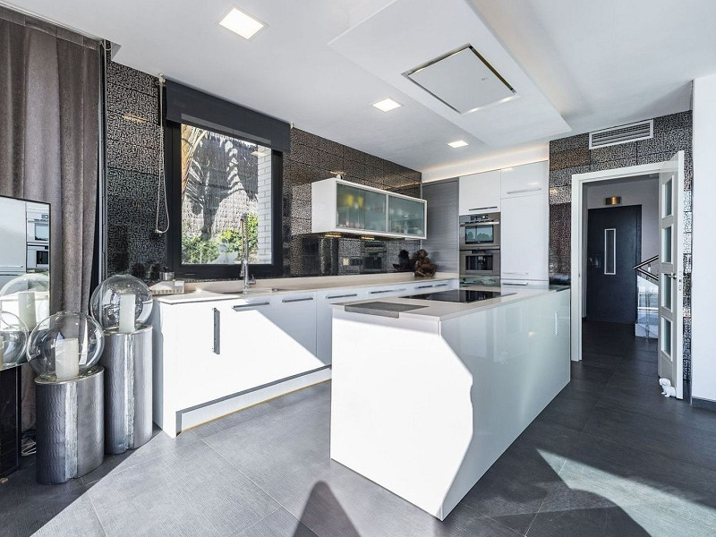 Великолепная резиденция с бассейном в Ситжесе, Барселона. Фото:  7