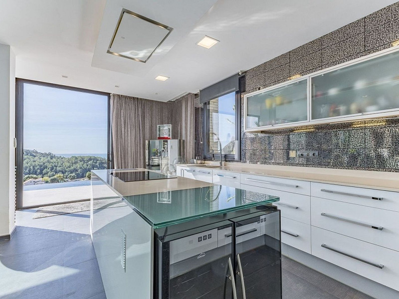 Великолепная резиденция с бассейном в Ситжесе, Барселона. Фото:  8