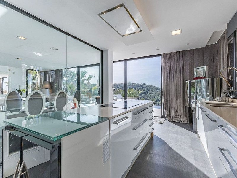 Великолепная резиденция с бассейном в Ситжесе, Барселона. Фото:  9