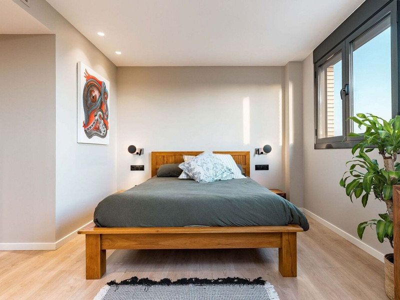 Двухуровневый пентхаус с видом на море в Ситжесе, Барселона. Фото:  26