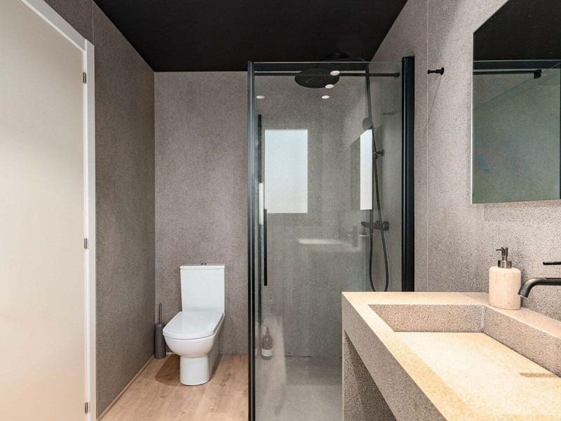 Двухуровневый пентхаус с видом на море в Ситжесе, Барселона. Фото:  35