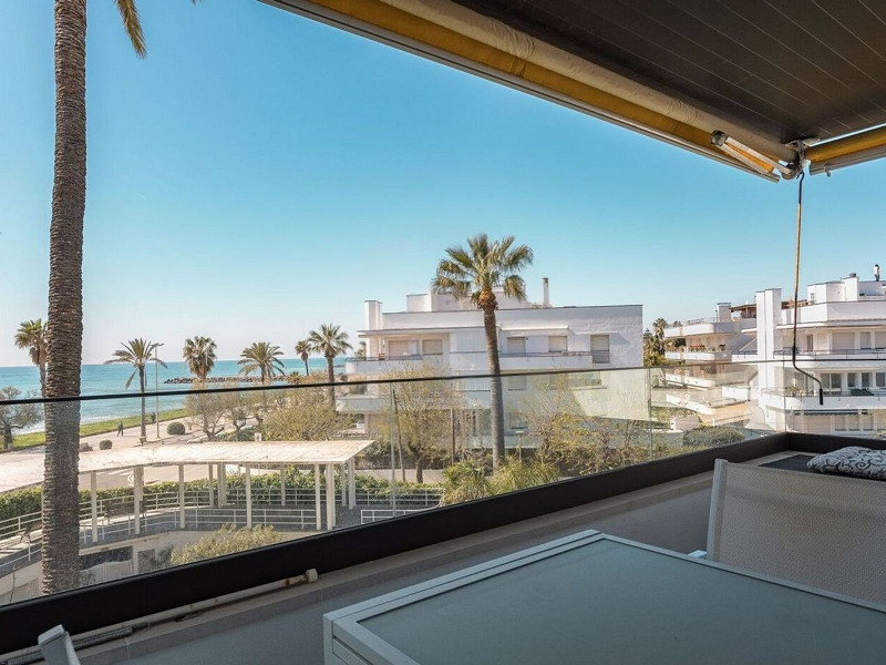 Квартира на первой линии моря в Ситжесе. Фото:  7