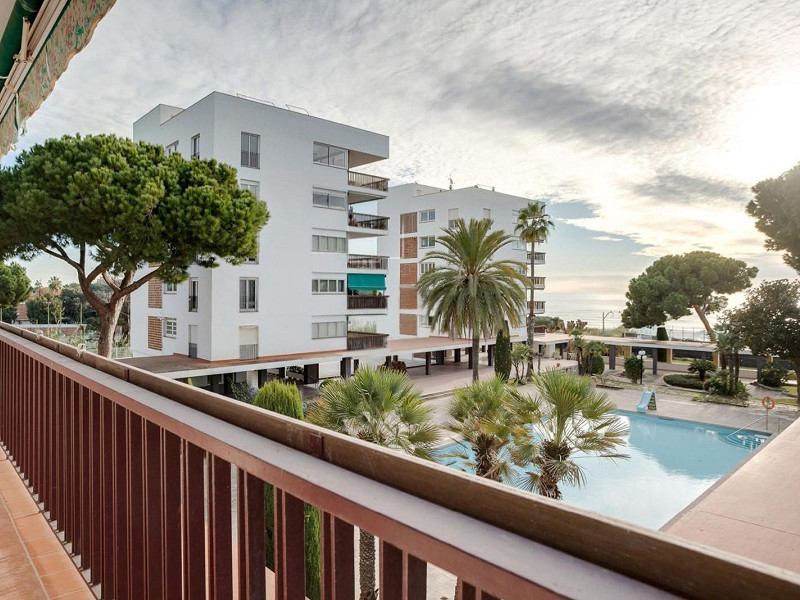 Светлая квартира с террасой и бассейном в прибрежной Сант-Андреу-де-Льаванерас, рядом с Port Balís