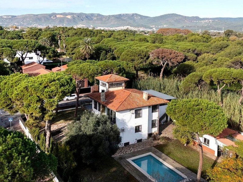 Отдельный дом с бассейном и садом в Гава Мар, Барселона