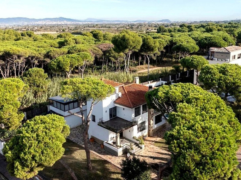 Detached House with Pool and Garden in Gava Mar, Barcelona. Photo:  2