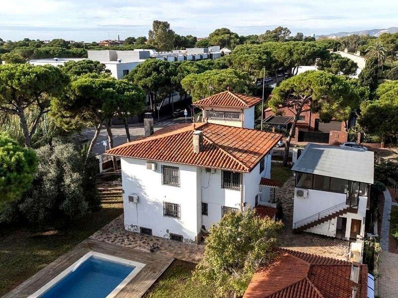 Detached House with Pool and Garden in Gava Mar, Barcelona. Photo:  3