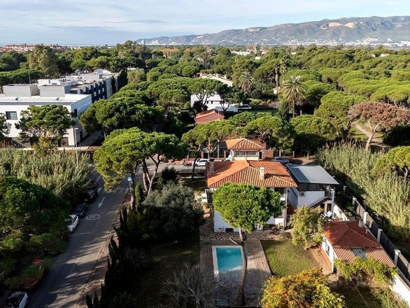 Detached House with Pool and Garden in Gava Mar, Barcelona. Photo:  4