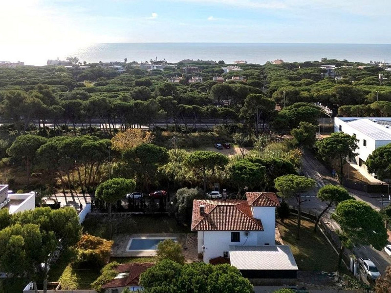 Detached House with Pool and Garden in Gava Mar, Barcelona. Photo:  5