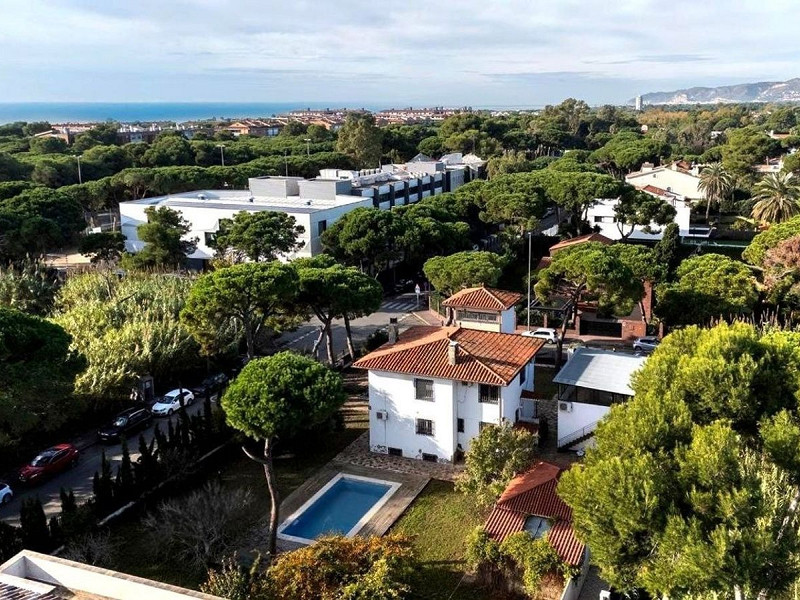 Detached House with Pool and Garden in Gava Mar, Barcelona. Photo:  6