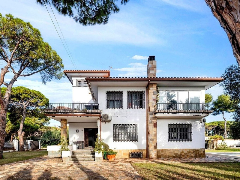 Detached House with Pool and Garden in Gava Mar, Barcelona. Photo:  7