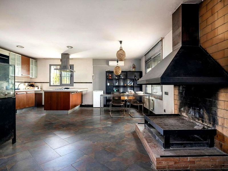 Detached House with Pool and Garden in Gava Mar, Barcelona. Photo:  12