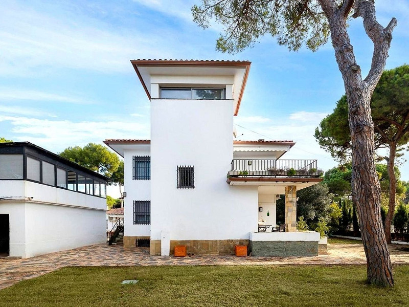 Detached House with Pool and Garden in Gava Mar, Barcelona. Photo:  13