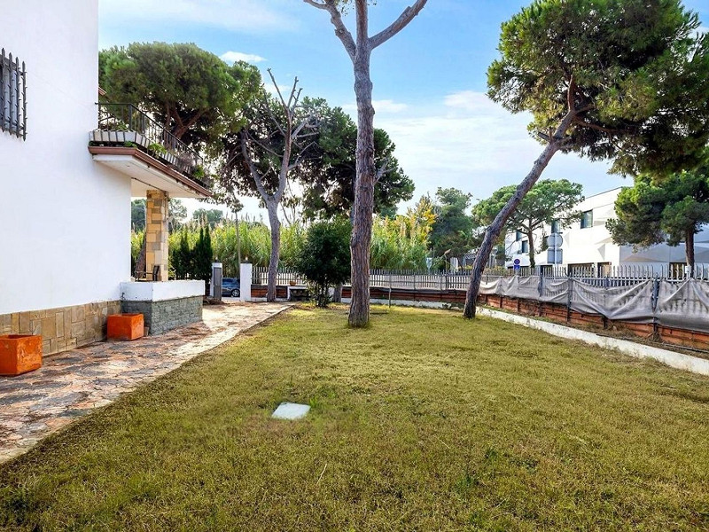 Detached House with Pool and Garden in Gava Mar, Barcelona. Photo:  14