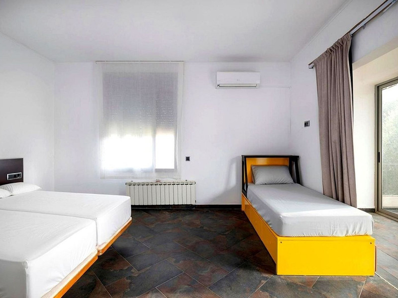 Detached House with Pool and Garden in Gava Mar, Barcelona. Photo:  21