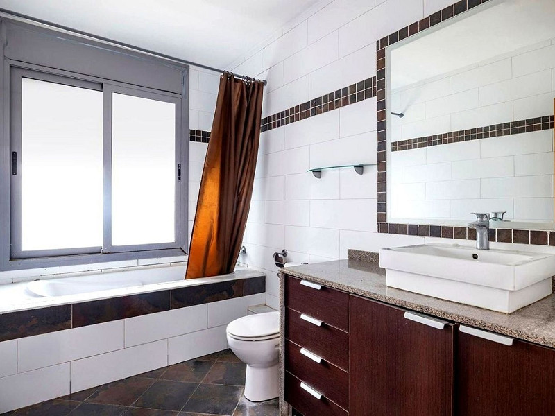 Detached House with Pool and Garden in Gava Mar, Barcelona. Photo:  22